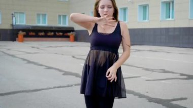 Kadın dansçı dans eden caz modern yazları açık.