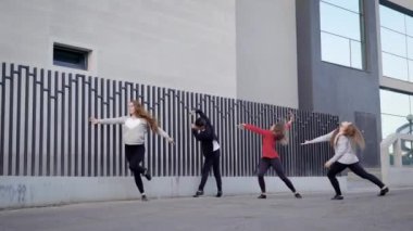 Çağdaş dansçılar bir sokak yapıyor funky grup göstermek birlikte.