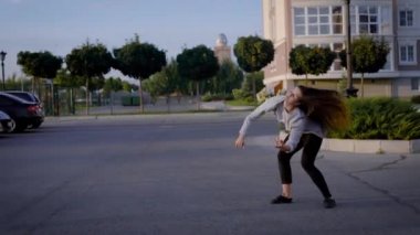 Çağdaş dansçı şehirde akşam gerçekleştirme.