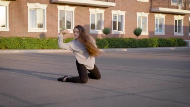 Активна жінка танцює хіп-хоп на відкритому повітрі, красивий джаз сучасний танець . — стокове відео