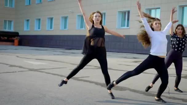 Mujeres bailando jazz — Vídeo de stock