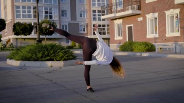 Mujer haciendo truco durante la danza — Vídeo de stock