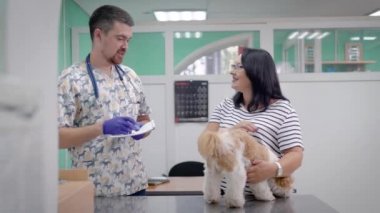 Kadın ile köpek veteriner Tekdüzen konuştuğu adam