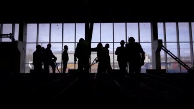 Büyük inşaat alanında. İşçilerin bir grup bir betonarme döşeme için dökme demir devreye girer.