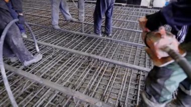 Bir grup inşaatçılar beton dökülür. Büyük bir inşaat temeli, inşaatçılar bir gökdelen ya da fabrika inşa ediyoruz
