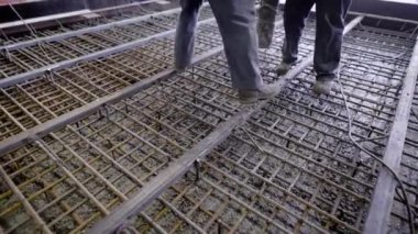 İşçi ve mühendis temel dökme. Beton ve takviye ton katı monolitik bileşik oluşturur.