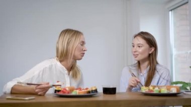Suşi yemek ve konuşmak arkadaşlar
