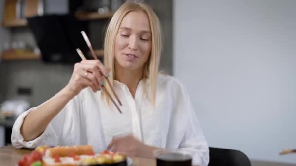 Mujer sonriente comiendo sushi — Vídeos de Stock