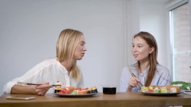Друзі їдять суші і розмовляють — стокове відео