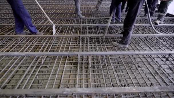 Un gruppo di costruttori versò cemento. La fondazione di un grande cantiere, i costruttori stanno costruendo un grattacielo o una fabbrica — Video Stock