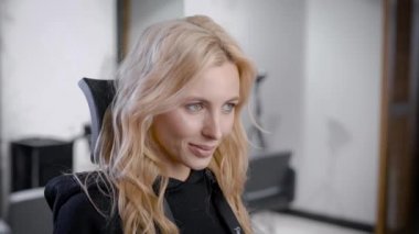 Güzel kadın güzellik salonu içinde o sonuçtan memnun olduğunu.