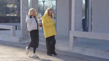 iki arkadaş bir sonbahar şehrin hava ile şanslı yürüyüş mesafesindedir. Kızlar gidin ve sohbet