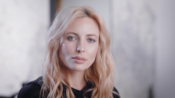 Glad ung blond business kvinna porträtt inomhus — Stockvideo