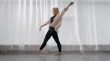 Anlamlı bir şekilde dans bir genç kız. Sarışın dans duygularını ifade eder..