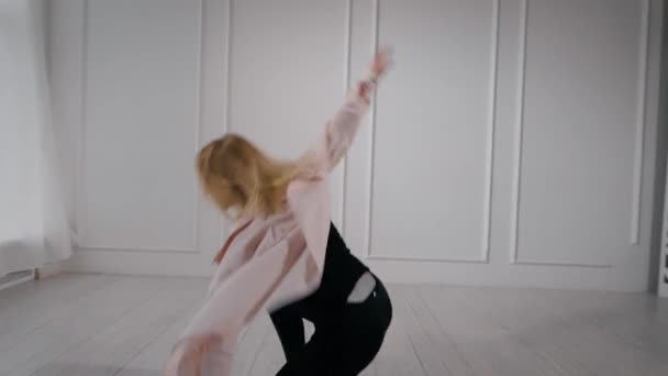 A young girl dancing expressively. Blonde expresses her emotions in dance. — Stock Video