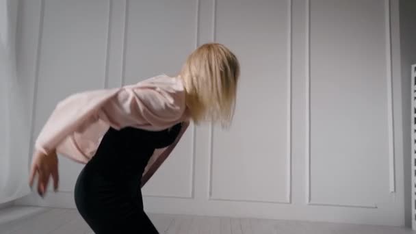Mladá Dívka Tančí Expresivně Blond Vyjadřuje Její Emoce Tanci Dospívající — Stock video