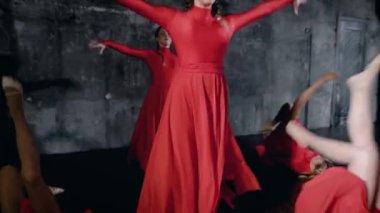 İyi koordine dans grubu güzel bir gösterisi yapar. Nazik ve duygusal danstır.