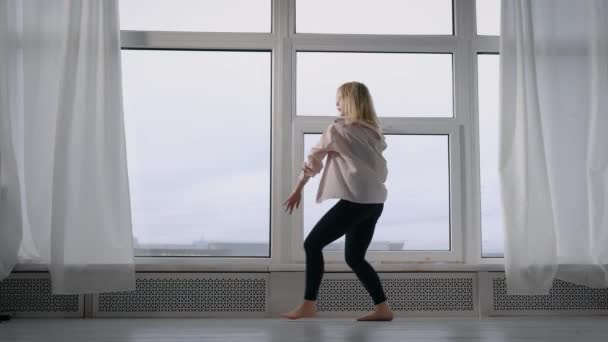 A young girl dancing expressively. Blonde expresses her emotions in dance. — Stock Video