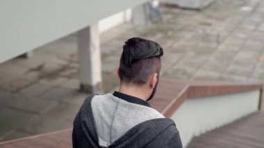 Genç adam rahat kıyafet zaman sokakta izliyor