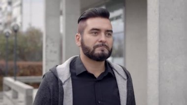 Genç adam sokakta yürürken rahat kıyafet