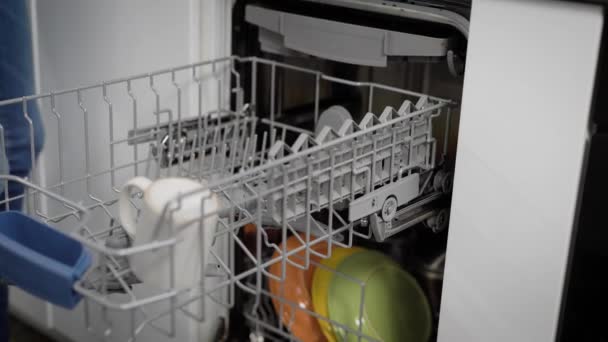 Pessoa que coloca copos na máquina de lavar louça — Vídeo de Stock