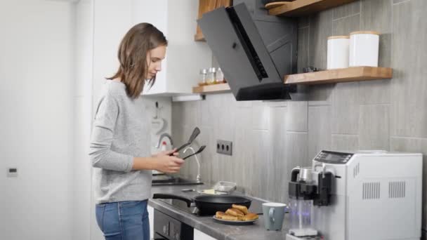 Jovem senhora preparando comida na cozinha moderna — Vídeo de Stock
