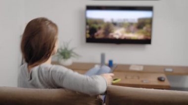 Bardak içki odasında Tv yanında olan kadın