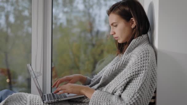 Side View Attraktiv Dam Med Laptop Täcket Och Sitter Fönsterbrädan — Stockvideo