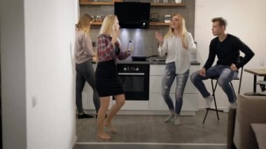 Gençlerle konuşmayı ve mutfakta hazırlanması içki bardak