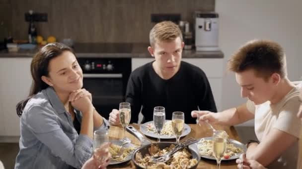 Happy young people at table in kitchen — Stock Video