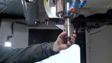 Mühendis ve mill Cnc makine için el çerçevede.