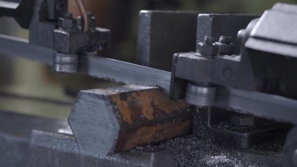 Стрічкова пила сталева планка для різання за допомогою автоматичної подачі, високопродуктивна ріжуча машина, ріжуча сталева планка — стокове відео