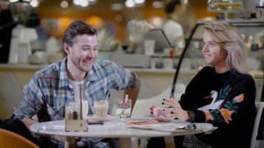 Yakışıklı genç ve çekici genç kadın birlikte vakit.