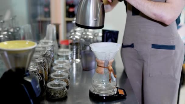バリスタ、kemeks コーヒー。男は、挽いたコーヒーをフィルターに沸騰したお湯を注ぐ — ストック動画