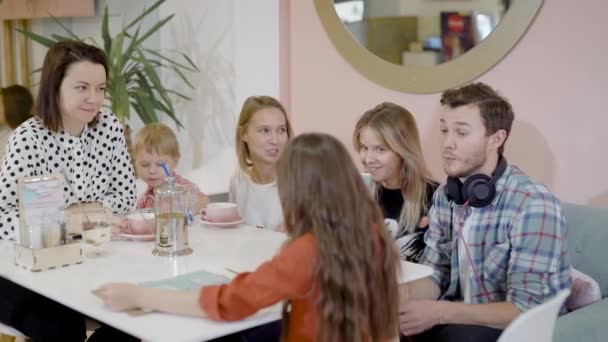 Café familiar. Conocer amigos de la familia. Mamá e hijos . — Vídeo de stock