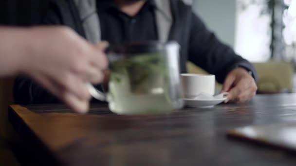 Mans manos y taza de vidrio de la medicina té de hierbas — Vídeos de Stock