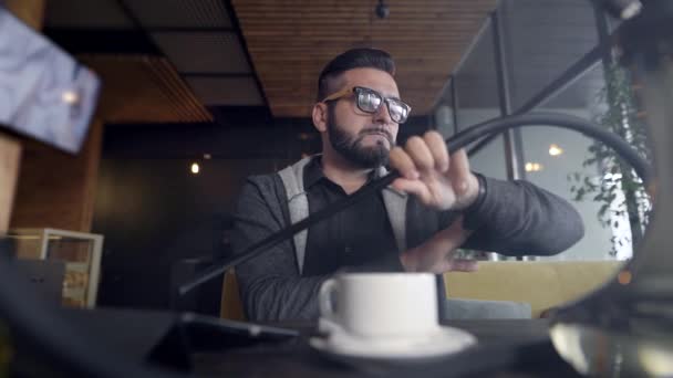 Close-up de homem fumando cachimbo de narguilé tradicional. homem exalando fumaça . — Vídeo de Stock