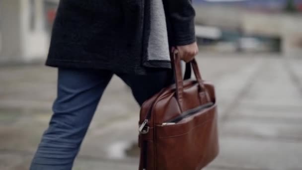 Egy üzleti ember egy táskát, séta a városban. Egy férfi sétál az utcán, üzleti. — Stock videók