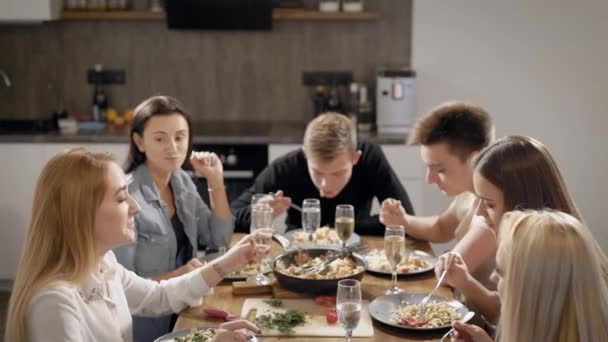 Група Молодих Сусідів Кімнаті Сидить Столом Вечеряє Клацаючи Винними Келихами — стокове відео