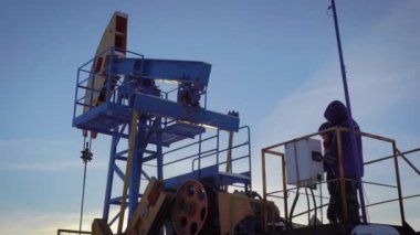 Petrol sondaj platformu sallıyor. Ekipman sıcak ceketler uzman hizmet.
