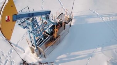 4 k hava atış a Jack pompa. Kuzey bölgesinde petrol üretimi. Cihazın eksi bir sıcaklıkta çalışır.