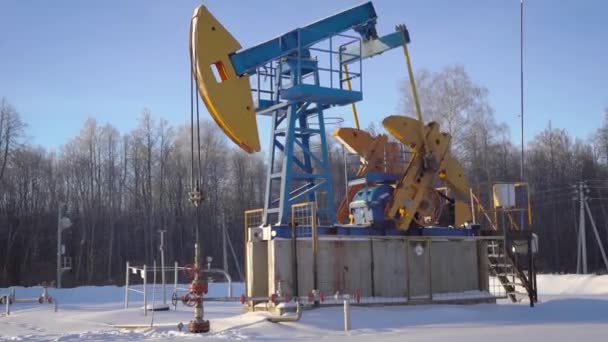 Extracción de petróleo y gas de las entrañas de la tierra. Bombas de plataforma de aceite materias primas — Vídeos de Stock