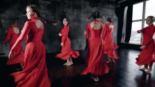 Gruppe schöner Mädchen in rotem Kleid, die alle zusammen in einem Studio tanzen, Gruppentanzprobe. — Stockvideo