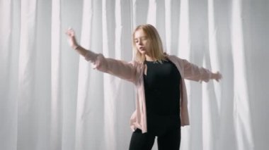 Pencere kenarındaki bir stüdyoda bir dans performans Sexy sokak dansçı yalnız eğitim.