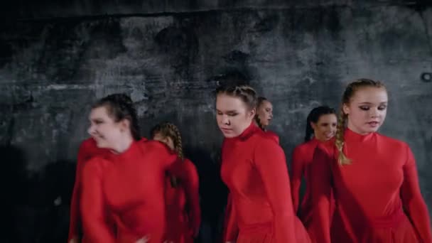 Hermosa Chica Trajes Rojos Haciendo Espectáculo Baile Interior Bailarinas Enérgicas — Vídeo de stock