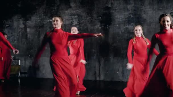 屋内、赤い衣装でモダンなスタイルのダンサーがダンスの練習を表示します。. — ストック動画