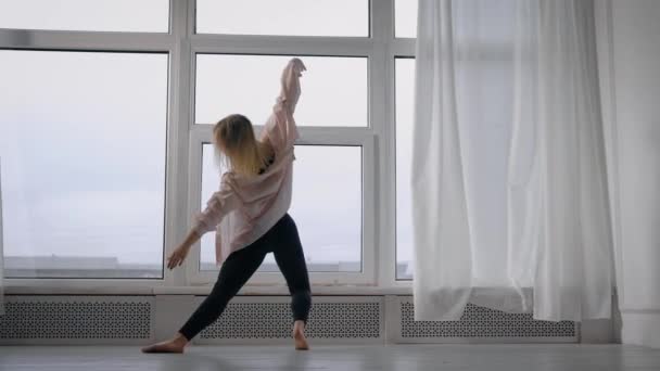 Pro moderne Tänzerin, die im Studio übt, blonde Mädchen, die drinnen tanzen. — Stockvideo