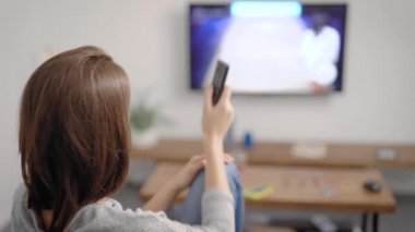 Koltukta oturan ve zaman dinlendirici Tv izlemek çok hoş bir kız arkadan vurdu.