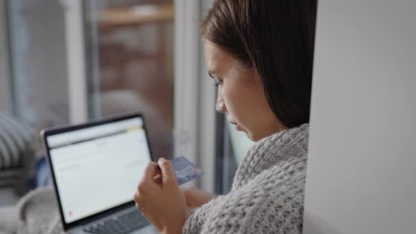 Primer Plano Una Mujer Joven Que Utiliza Tarjeta Crédito Que — Vídeo de stock