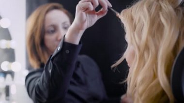 Sevimli sarışın kocasına Güzellik Salonu, profesyonel hizmetler bir profesyonel makyaj çekim yan.